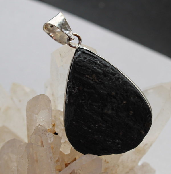 pendentif en tourmaline noire bijoux gemmes bijoux céltiques